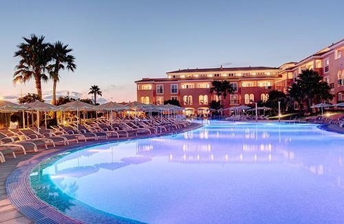 Piscina del Macarella Suites Spa, en Menorca